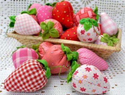 Som du måske har gættet, er DETTE jordbær (til dekoration) ikke ægte og kan glæde husejere året rundt
