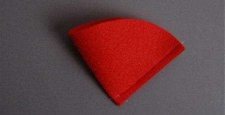 Påfør mønster på stoffet: halvcirkel (jordbærkrop) over rød filt