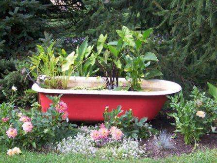Skynd dig ikke at smide VVS ud, for håndvaske, et badekar og endda en toiletskål kan blive til en blomstrende blomsterhave. Mal overfladen af enhederne med maling og dekorér. Det er kun tilbage at grave lidt i jorden og plante blomster i dem.