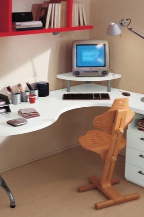 Компютърни ъглови маси с рафтове и чекмеджета
