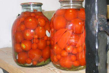 Hæld kogende vand over tomaterne på glas og lad det stå i 10 minutter. Hæld derefter vandet fra og kog igen. Hvis du opbevarer tomater i kælderen, kan du hælde vand en anden gang og rulle op