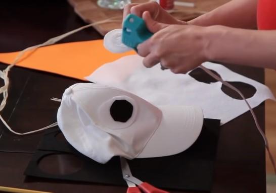 Oblek pre snehuliaka vyrobený zo šikovných materiálov ako si vyrobiť vianočný kostým snehuliaka