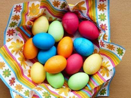 Dnes vám teda v našich rukách povieme, ako vyrobiť krásne veľkonočné vajíčka tak, že ich zafarbíte prírodnými farbivami.