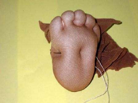 Benene er syet i polstret polyester dækket med nylon. Glem ikke at lave små tæer og fordybninger på dine fødder.