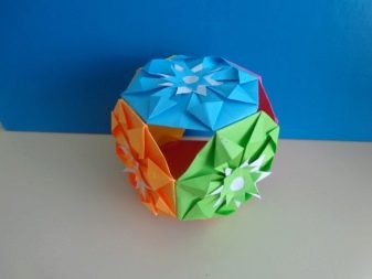 Príklady fotografií Kusudama: čo to je - ako vyrobiť kúzelnú modulárnu guľu z papiera vlastnými rukami, schémy na zostavenie kvetov origami