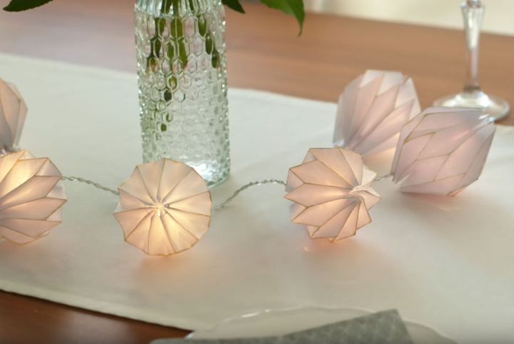 Podrobná montáž skladanej vianočnej gule origami