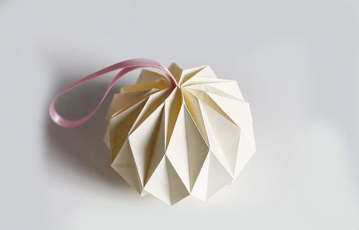 Trin-for-trin samling af en plisseret origami julekugle