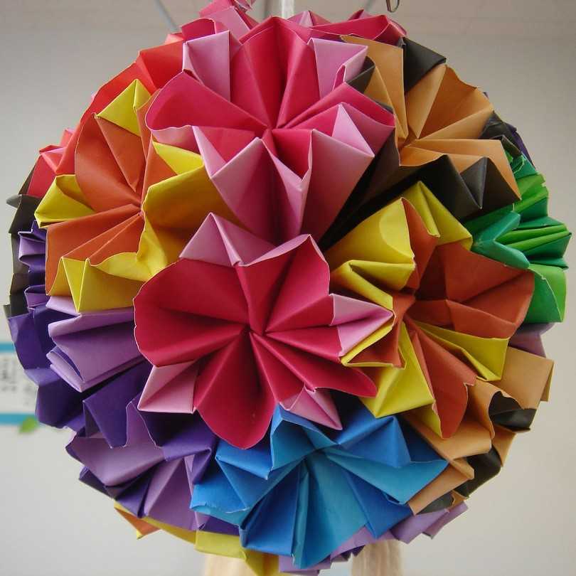 Kusudama fotoeksempler: hvad er det - hvordan man laver en magisk modulær kugle ud af papir med egne hænder, ordninger til samling af origami blomster