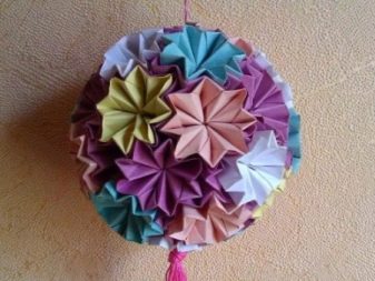 Príklady fotografií Kusudama: čo to je - ako vyrobiť kúzelnú modulárnu guľu z papiera vlastnými rukami, schémy na zostavenie kvetov origami