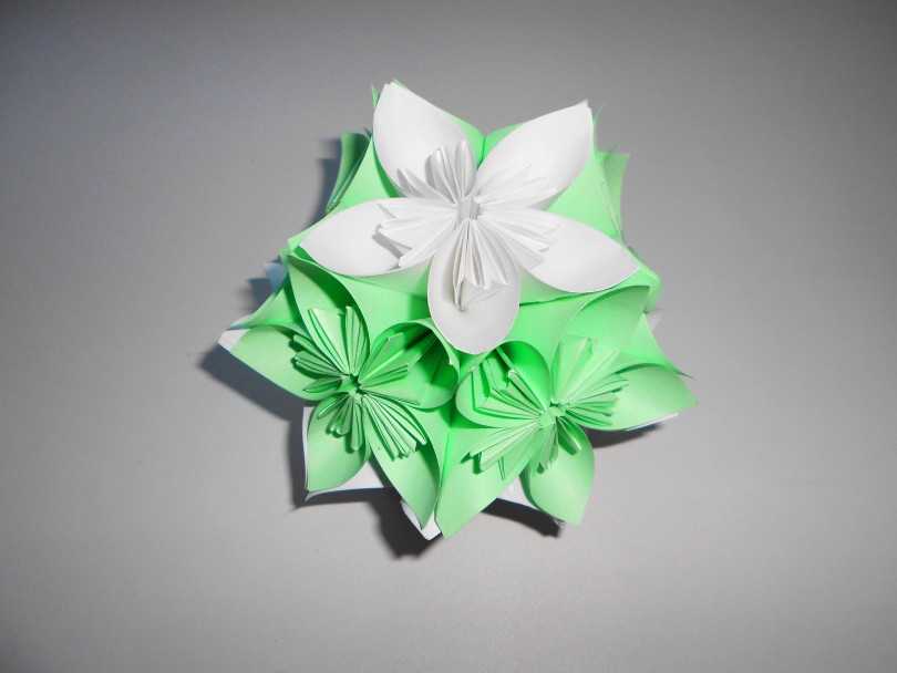 Kusudama fotoeksempler: hvad er det - hvordan man laver en magisk modulær kugle ud af papir med egne hænder, ordninger til samling af origami blomster