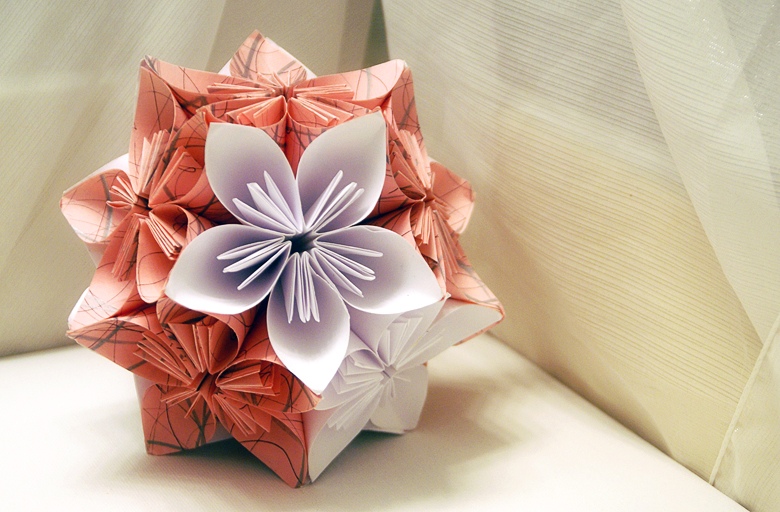 Príklady fotografií Kusudama: čo to je - ako vyrobiť magickú modulárnu guľu z papiera vlastnými rukami, schémy na zostavenie kvetov origami