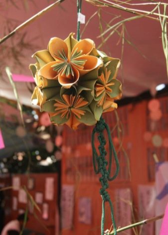 Kusudama fotoeksempler: hvad er det - hvordan man laver en magisk modulær kugle ud af papir med egne hænder, ordninger til samling af origami blomster