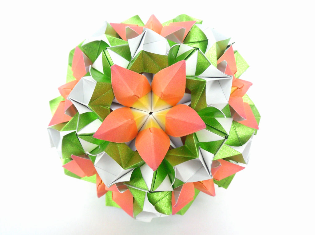 Príklady fotografií Kusudama: čo to je - ako vyrobiť kúzelnú modulárnu guľu z papiera vlastnými rukami, schémy na zostavenie kvetov origami