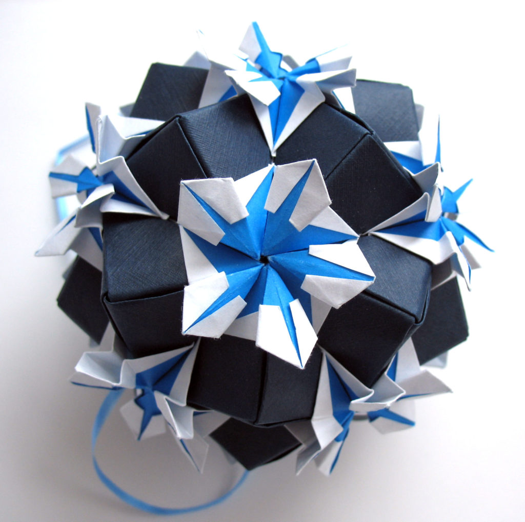 Kusudama fotoeksempler: hvad er det - hvordan man laver en magisk modulær kugle ud af papir med egne hænder, ordninger til samling af origami blomster