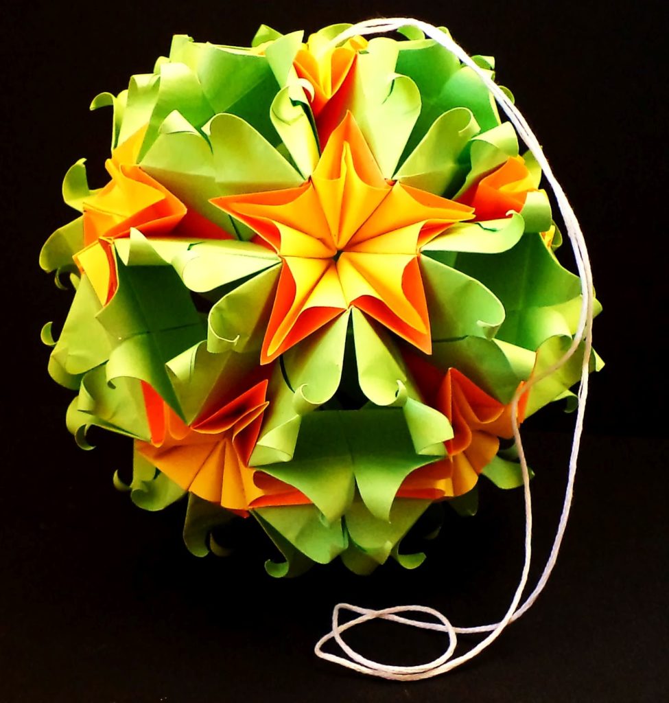 Kusudama fotoeksempler: hvad er det - hvordan man laver en magisk modulær kugle ud af papir med egne hænder, ordninger til samling af origami blomster