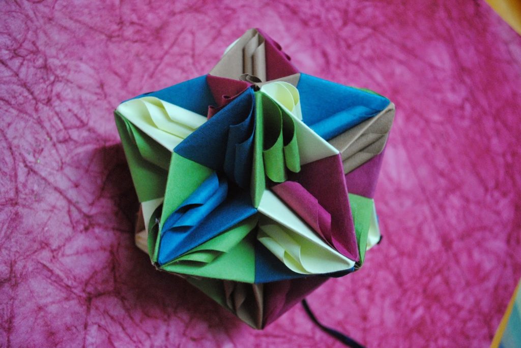 Príklady fotografií Kusudama: čo to je - ako vyrobiť kúzelnú modulárnu guľu z papiera vlastnými rukami, schémy na zostavenie kvetov origami