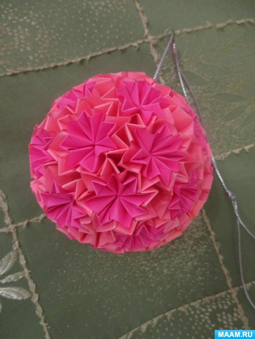 Kusudama fotoeksempler: hvad er det - hvordan man laver en magisk modulær kugle ud af papir med egne hænder, ordninger til samling af origami blomster