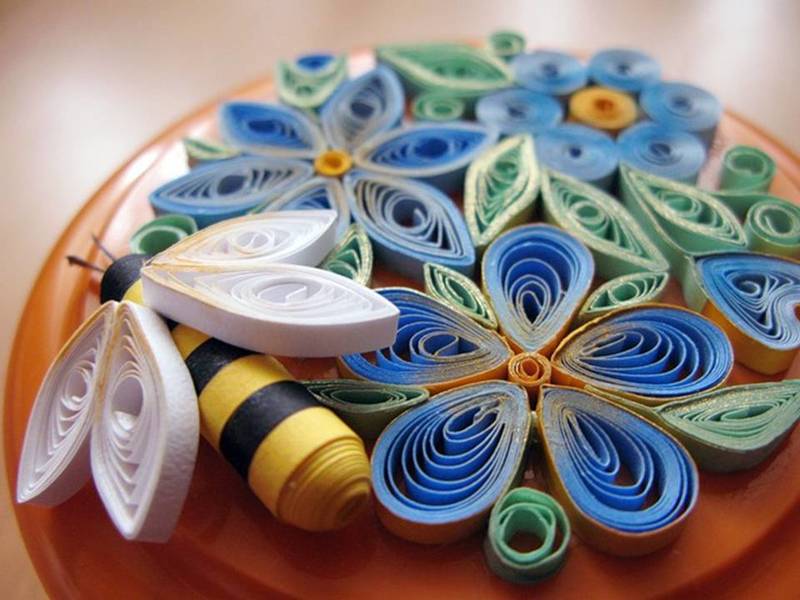 Ampiainen kukilla quilling -tekniikalla