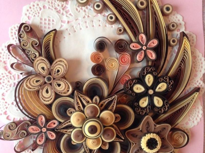 Καφέ λουλούδια στην τεχνική quilling