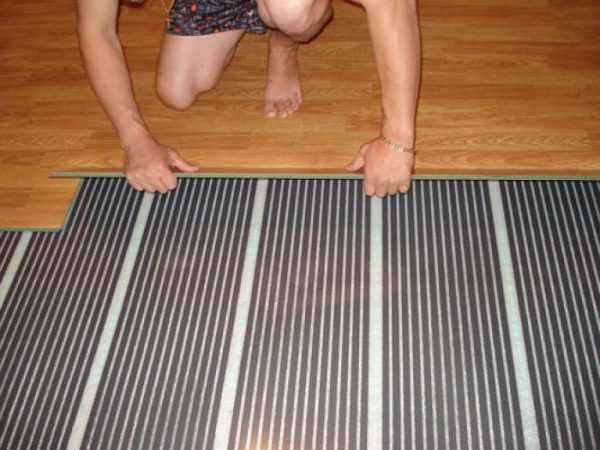 Τοποθέτηση laminate πάνω από ένα θερμό πάτωμα IR