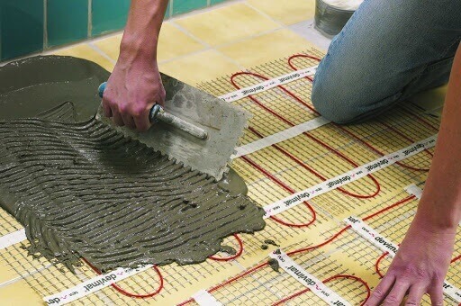 tee-se-itse-sementti-hiekkalaastin asettaminen lämpimälle lattialle laminaatin alle