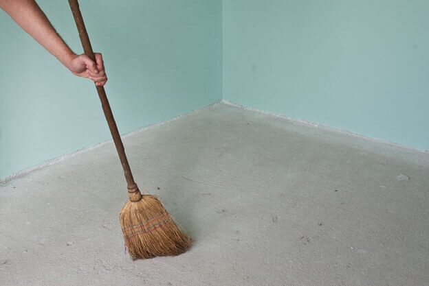 Karkean pohjan puhdistaminen lattialämmityksen asettamiseksi laminaatin alle