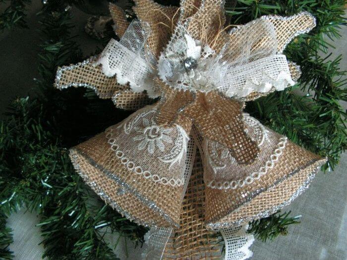 أجراس من الخيش على شجرة عيد الميلاد - حرفة السنة الجديدة