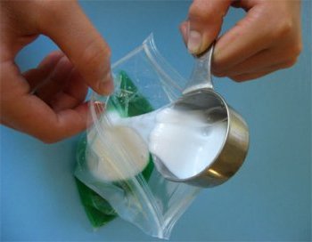 Musíte si vziať husté plastové vrecko a naliať do neho asi 70 mililitrov tekutého škrobu
