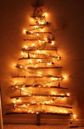 Určite už niekto vytvoril vianočný stromček na stenu z girlandy. Okrem svetiel môže byť ozdobený aj korálkami, nerozbitnými hračkami a hadom