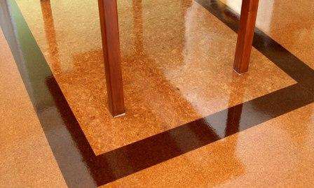 Korková podlaha má mnoho výhod. Je tiež vyrobený z prírodných materiálov, teplý, ľahko sa inštaluje v byte a slúži dlho