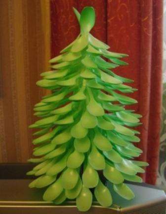 مصنوعات عيد الميلاد - شجرة عيد الميلاد مصنوعة من ملاعق بلاستيكية