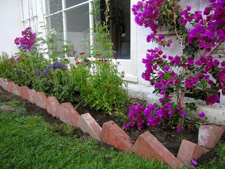 Για να σπάσετε έναν κήπο με λουλούδια σε άδειες περιοχές, δεν χρειάζεται να ξοδέψετε πολύ χρόνο και προσπάθεια.