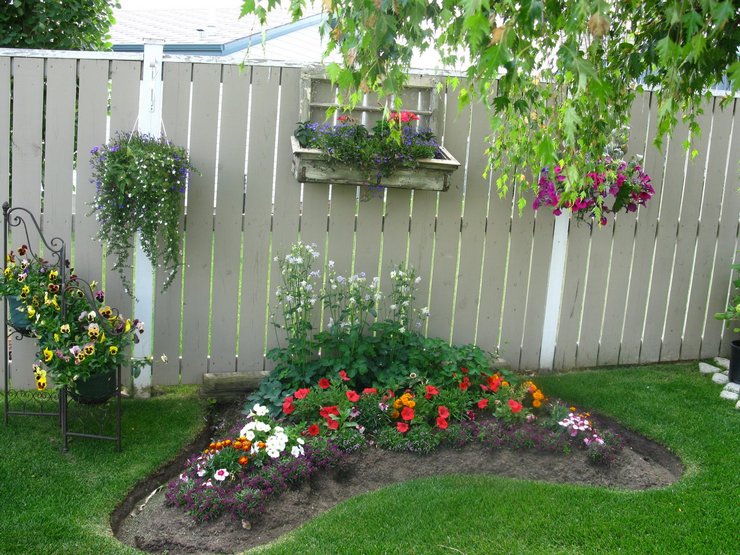 Pasning af et blomsterbed i et sommerhus