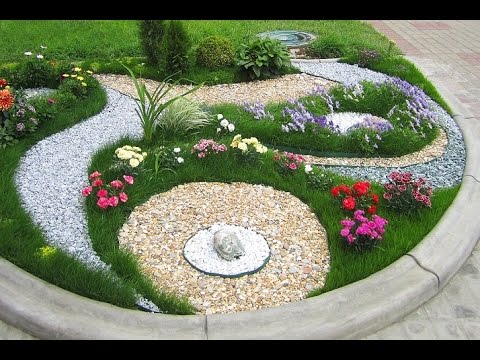 Sommerhus i blomster Dekoration af blomsterbed nær huset