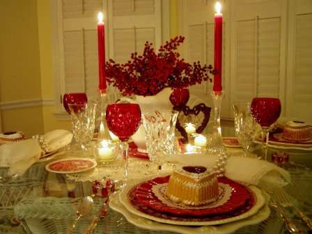 Στο δωμάτιο όπου θα πραγματοποιηθεί ο εορτασμός, θα πρέπει να υπάρχουν κηροπήγια με κεριά, ζωντανές συνθέσεις λουλουδιών, να τοποθετήσετε το κύριο μπουκέτο για τον αγαπημένο σας σε περίοπτη θέση