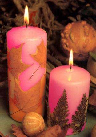 Voit koristella suuria kynttilöitä samalla tavalla. Sinun tulee liimata lehdet kynttilään tai sitoa ne vain siihen.