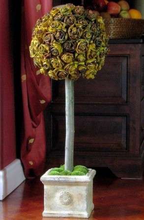 syksyinen topiary, joka on valmistettu kierrettyistä lehdistä