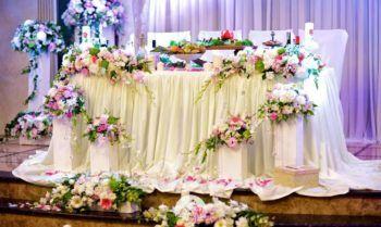 تنسيقات الزهور لحفل الزفاف على الطاولة