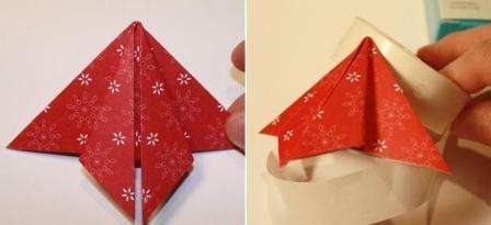 Lad os begynde at samle juletræet. Lim origami -modulet på bunden af ​​postkortet. Du kan bruge lim eller tape.