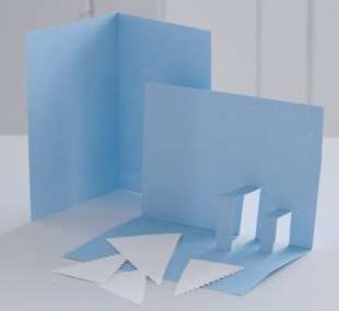 Nu skal du lime postkortets indre indsats i et foldet kartonark
