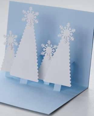 Sisäpuolelle liimatut joulukuuset voidaan koristaa samasta paperista valmistetuilla litteillä koristeilla.