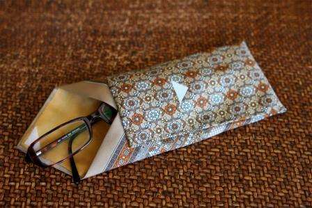 Δοκιμάστε να φτιάξετε μια θήκη γυαλιών από μια παλιά γραβάτα. Ένα τέτοιο δώρο σίγουρα θα ευχαριστήσει τον παππού σας και μπορείτε να το κάνετε σε μόλις 10-15 λεπτά.