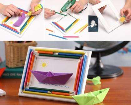 For nylig har omfangsrige håndværk været populære. Efter at have mestret teknikken til at lave en simpel papirbåd, kan du lave et kreativt panel. For at gøre dette skal du bruge en fotoramme, farveblyanter, en limpistol og farvet kontorpapir.