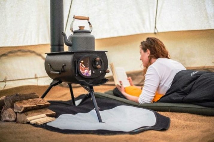 موقد الخيمة: نظرة عامة على مواقد التخييم طويلة الأمد ، والنماذج المصغرة من الخشب والغاز لتدفئة خيمة سياحية شتوية