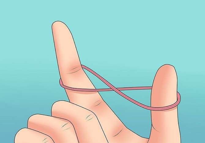 Placer elastikken på dine fingre eller på slyngestangspindlerne, og vrid den med en figur otte.