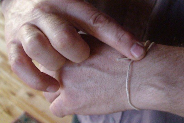 Mændsarmbånd med egne hænder fra en ledning med foto og video
