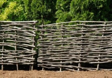 Et sådant hegn lavet af kviste er lavet på forskellige måder, afhængigt af hvor det er planlagt at blive installeret.