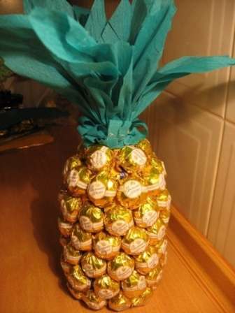 Dekorer en gaveflaske Champagne i form af en ananas