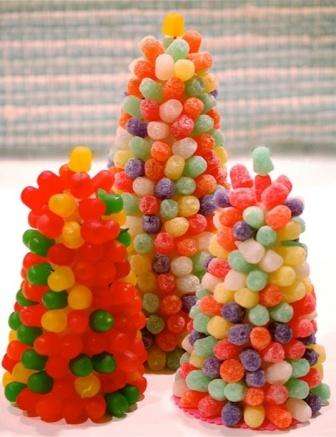 Gumový stromček určite ozdobí novoročný stôl, prinesie deťom veľa potešenia a ... sladkostí