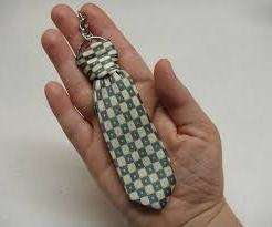 Et slips er et vigtigt tilbehør til enhver mand. Lav et mini-slips af tykt stof for at skabe en kreativ nøglering.